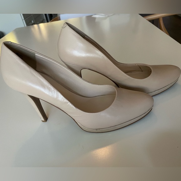 Nine West Nude Heel Gorgeous! - Picture 2 of 4